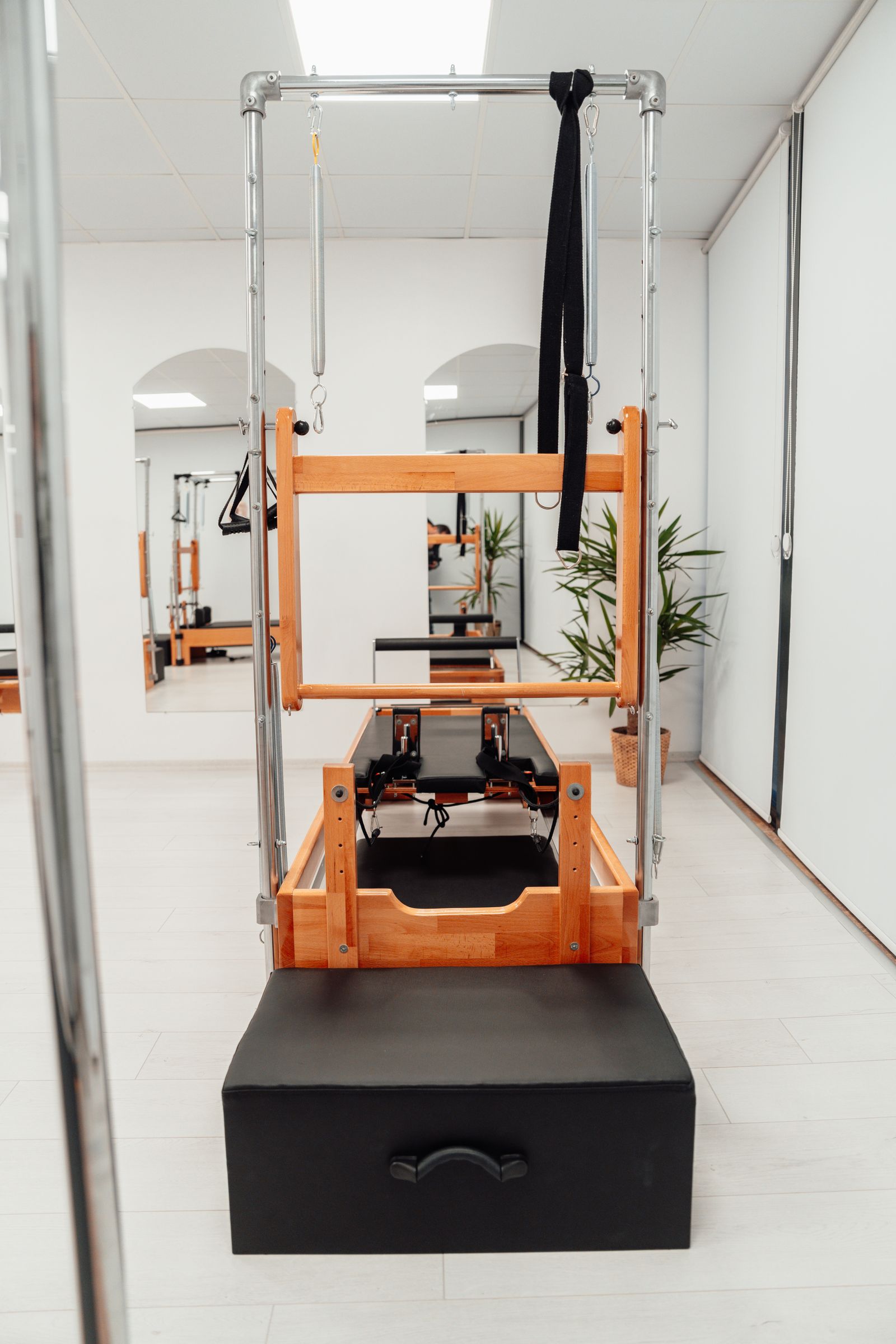 Une séance de Pilates sur reformer dans l'espace lumineux du studio Aplomb