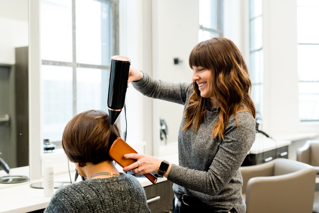 Une coiffeuse de l'institut Beléa au travail